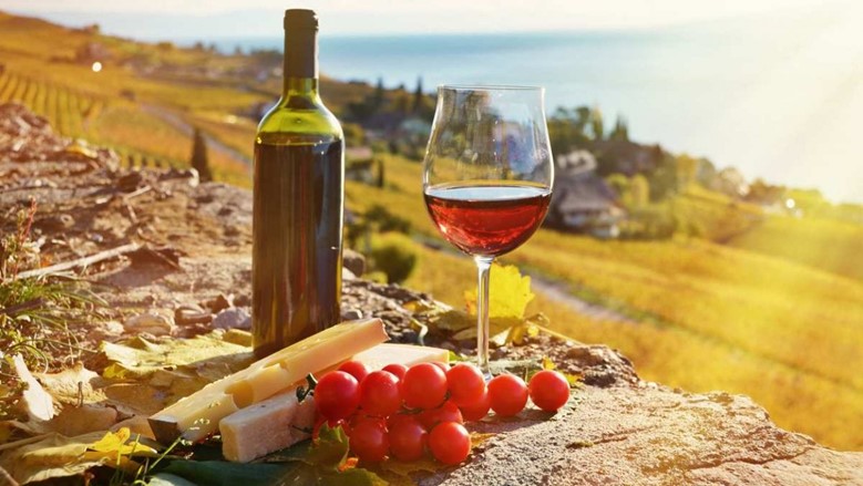 Вино на фоне гор в Грузии